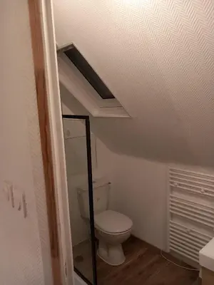 Salle de bains dans l'établissement Hébergement Cozy à Deville-lès-Rouen - 13 min Rouen