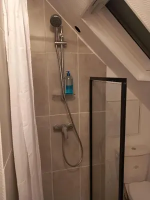 Salle de bains dans l'établissement Hébergement Cozy à Deville-lès-Rouen - 13 min Rouen