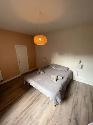 Un ou plusieurs lits dans un hébergement de l'établissement Appartement proche cathédrale