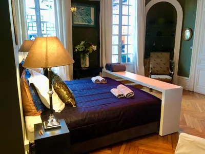 Un ou plusieurs lits dans un hébergement de l'établissement location appartement 93 M2 plein centre historique