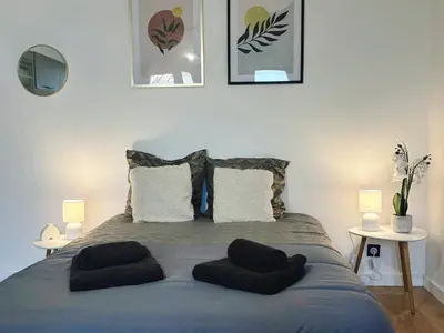 Un ou plusieurs lits dans un hébergement de l'établissement Studio cosy en centre-ville