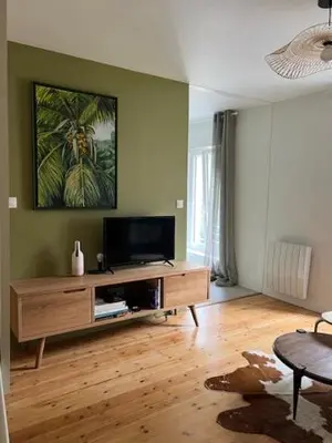 Télévision ou salle de divertissement dans l'établissement Le 18 Pontcel