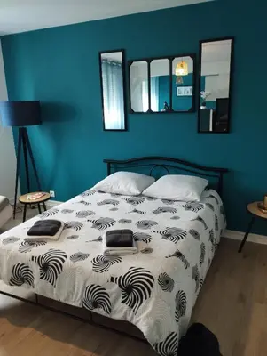 Un ou plusieurs lits dans un hébergement de l'établissement Charmant studio proche de Rouen