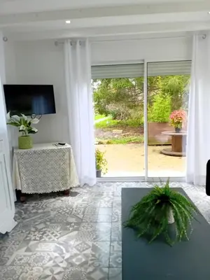 Télévision ou salle de divertissement dans l'établissement Le Murmure de la petite Oasis
