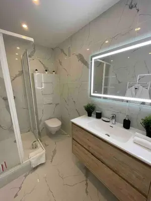 Salle de bains dans l'établissement 4 Bedroom Apartment - Near docks and metro