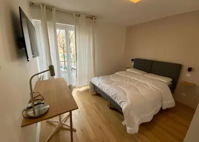 Un ou plusieurs lits dans un hébergement de l'établissement 4 Bedroom Apartment - Near docks and metro