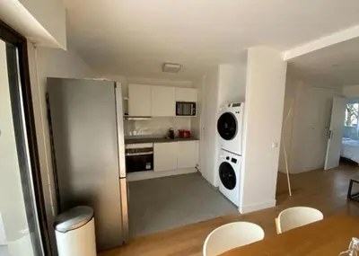 Cuisine ou kitchenette dans l'établissement 4 Bedroom Apartment - Near docks and metro