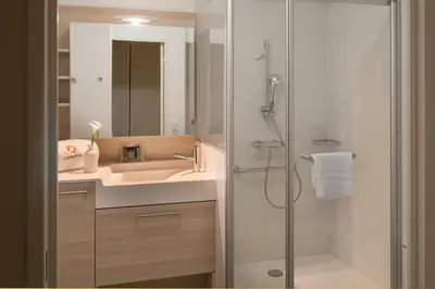 Salle de bains dans l'établissement DOMITYS - La Plume de Samara - Résidence sénior