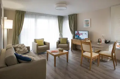 Télévision ou salle de divertissement dans l'établissement DOMITYS - La Plume de Samara - Résidence sénior