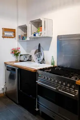 Cuisine ou kitchenette dans l'établissement La Maison Bleue, terrasses et vue panoramique mer
