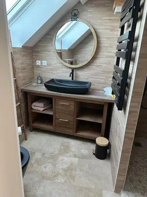 Salle de bains dans l'établissement Charmante maison
