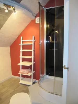 Salle de bains dans l'établissement La Roseraie du Prieure