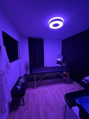 Télévision ou salle de divertissement dans l'établissement Lescapade Paris spa