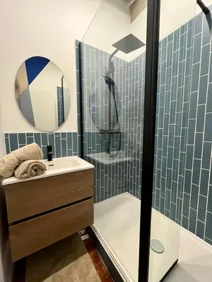Salle de bains dans l'établissement Le Bleuet de Rouen