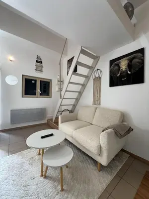 Coin salon dans l'établissement Joli petit duplex avec jacuzzi