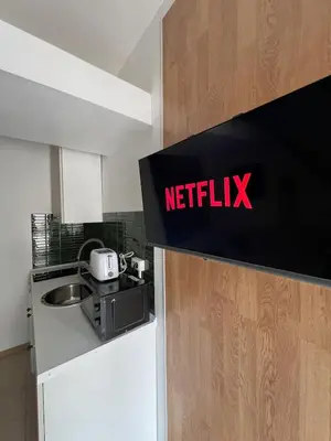Cuisine ou kitchenette dans l'établissement Joli petit duplex avec jacuzzi