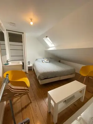 Coin salon dans l'établissement Duplex quartier calme et parking gratuit