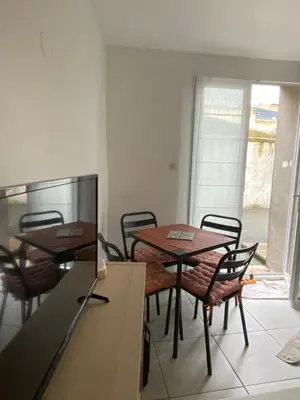 Télévision ou salle de divertissement dans l'établissement Duplex quartier calme et parking gratuit