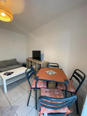 Coin salon dans l'établissement Duplex quartier calme et parking gratuit