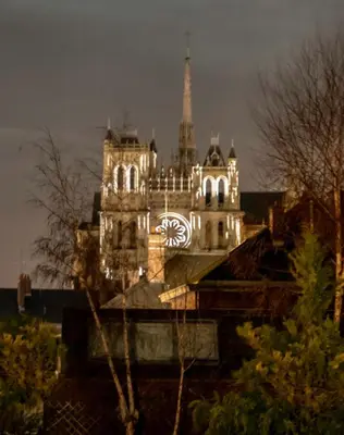 Plan de l'établissement Terrasse vue cathédrale et beffroi hyper centre