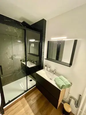 Salle de bains dans l'établissement Cozy apartment with parking and panoramic views!