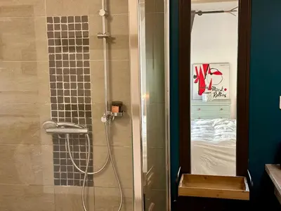 Salle de bains dans l'établissement 1h10 de Paris, maison de campagne avec piscine chauffée et Jacuzzi