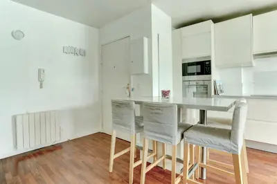 Cuisine ou kitchenette dans l'établissement La perle de sully - mante la jolie