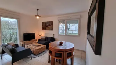Télévision ou salle de divertissement dans l'établissement Bel appartement à seulement 30 minutes de Paris-la défense