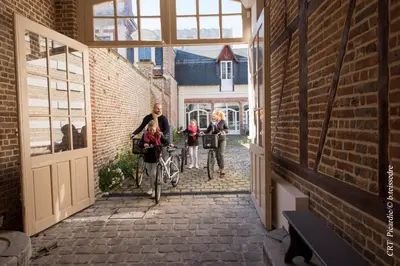 Vélo sur le terrain de l'établissement The Gem ou dans les environs