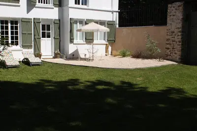 Jardin de l'établissement Logement de charme & accès boutique brocante