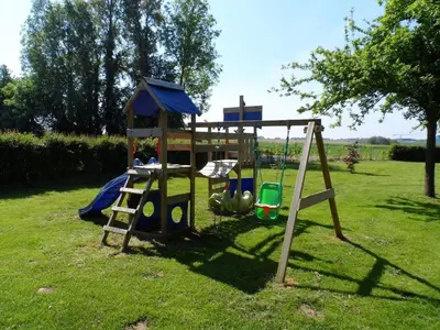 Aire de jeux pour enfants de l'établissement Gîte de l'Epinay Cerise
