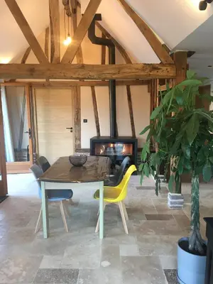 Coin salon dans l'établissement Gîte de l'Epinay Cerise