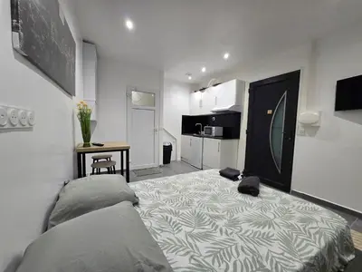 Cuisine ou kitchenette dans l'établissement STUDIO COSY Meulan En Yveline