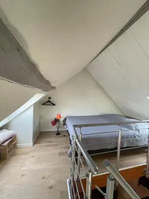 Un ou plusieurs lits dans un hébergement de l'établissement Charmant studio indépendant