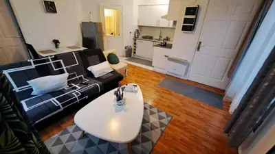 Cuisine ou kitchenette dans l'établissement Cozy apartment near Paris