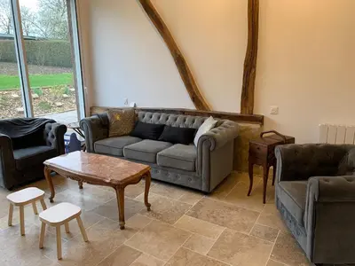 Coin salon dans l'établissement Chambre privée et cuisine commune