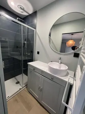 Salle de bains dans l'établissement Appartement avec Jacuzzi - Accès Piscine partagée