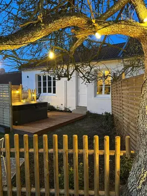 Jardin de l'établissement Appartement avec Jacuzzi - Accès Piscine partagée