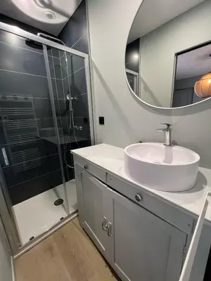 Salle de bains dans l'établissement Appartement avec Jacuzzi - Accès Piscine partagée