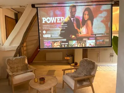 Télévision ou salle de divertissement dans l'établissement La Suite Beldi Crush, Cosy & Hypercenter