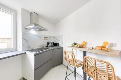 Cuisine ou kitchenette dans l'établissement Movie Prestige - Elegant - Moderne - Netflix avec VidéoProjecteur - Stationnement facile