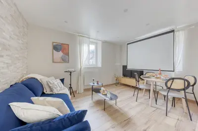 Coin salon dans l'établissement Movie Prestige - Elegant - Moderne - Netflix avec VidéoProjecteur - Stationnement facile