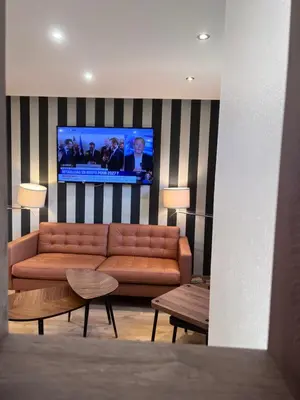 Télévision ou salle de divertissement dans l'établissement Brit Hotel Baillet-en-France