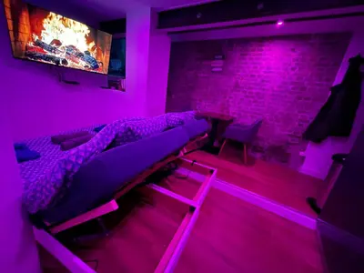 Télévision ou salle de divertissement dans l'établissement Nuit magique jacuzzi, terrasse & lit motorisé - 008