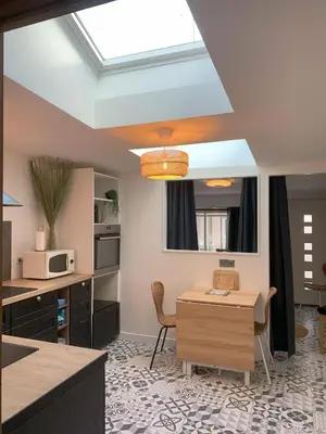 Cuisine ou kitchenette dans l'établissement Centre-Ville Parking Gratuit Proche Aéroport
