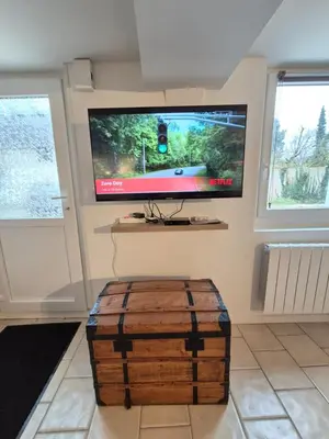 Télévision ou salle de divertissement dans l'établissement Maison L'Estuaire 15 minutes Rouen Free parking