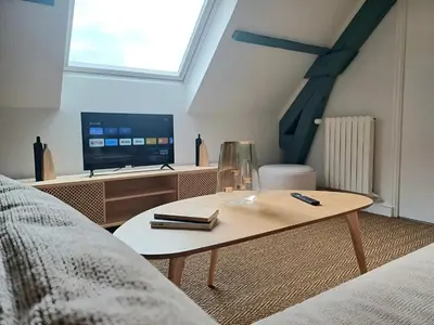 Télévision ou salle de divertissement dans l'établissement Le Muséum - Confortable avec Vue sur la Cathédrale