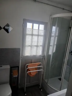 Salle de bains dans l'établissement Les Coquelicot