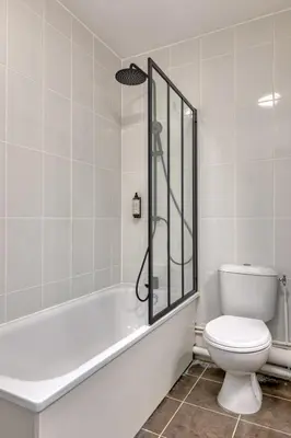 Salle de bains dans l'établissement Le Nicole un appartement en duplex avec balcon et place de parking