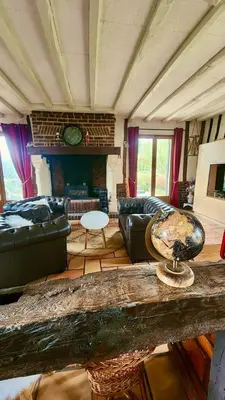 Coin salon dans l'établissement La Charreterie - Maison de charme avec jardin & aire de jeux - Côte d'Albâtre